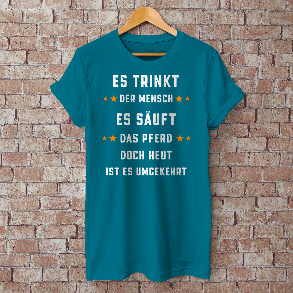 Premium T-Shirt "Es trinkt der Mensch"
